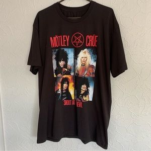 MOTLEY CRUE SHOUT AT THE DEVIL BAND TEE SHIRT MENS XL NWOT NICE